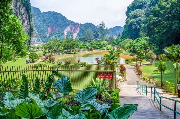 Garden view of the Kek Lok Tong which is located at Gunung Rapat in the south of Ipoh. — Stock Photo, Image