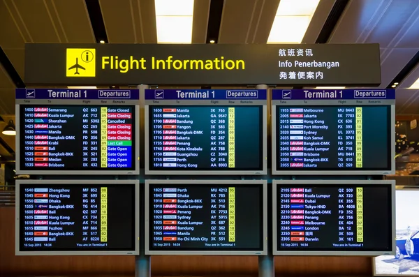 Ankunft Abflugtafel mit Abflügen am Flughafen Changi, Singapore. — Stockfoto