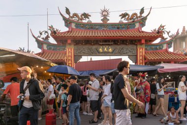 Selangor, Malezya - 19 Ekim 2025: Dokuz İmparator Tanrıları Festivali sırasında, bazı tezgahlar dini dua süslemeleri ve vejetaryen yiyecekler satıyordu..