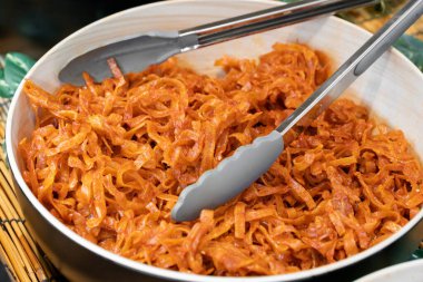 Kurutulmuş balık şeritleri tatlı ve baharatlı gochujang sosunda kızartılıyor..