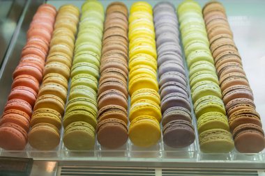 Renkli badem kurabiyelerinin yakın plan görüntüsü.