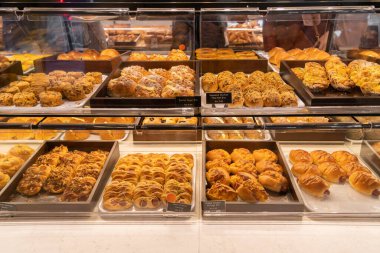 Fırındaki tepside satılan çeşitli hamur işleri ve ekmekler..