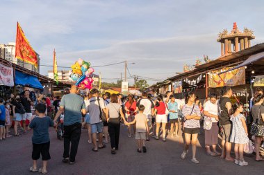 Selangor, Malezya - 19 Ekim 2025: Dokuz İmparator Tanrıları Festivali sırasında, bazı tezgahlar dini dua süslemeleri ve vejetaryen yiyecekler satıyordu..