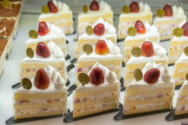 Kuala Lumpur, Malezya - 1 Kasım 2025: Fırın çantasında satılık çilekli kek dilimleri.