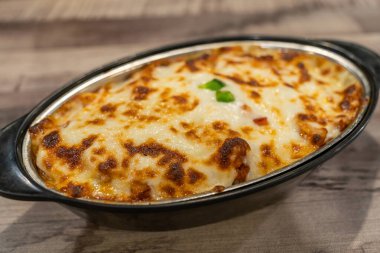 Peynirli fırında tavuk pirzolası ve mis kokulu pilav..