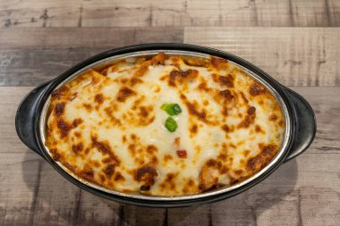 Peynirli fırında tavuk pirzolası ve mis kokulu pilav..