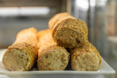 Zengin bir Orta Doğu şekerleme tatlısı olarak sergilenen ve pudra fıstıklı badem tozuyla kaplanmış geleneksel Türk Lezzeti 'nin (Lokum) yakın çekimi.