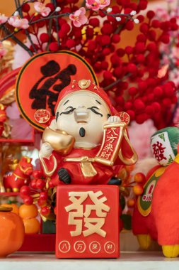 Neşeli bir Refah Tanrı heykeli kırmızı ve altın rengi, zenginliği, şansı ve bolluğu simgeliyor. Çince kelimelerin İngilizce çevirisi refahtır.