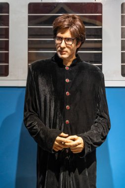 Singapur - 24 Aralık 2025: Madam Tussauds Singapur 'da Amitabh Bachchan' ın balmumu figürü güçlü ekran varlığını yansıtan canlı ve karizmatik bir pozla efsanevi Hint film ikonunu yakalar..