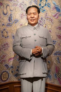 Singapur - 24 Aralık 2025: Madam Tussauds Singapur Tarihi ve Liderler Bölgesi 'nde, ziyaretçiler Çin Halk Cumhuriyeti' nin kurucusu Başkan Mao Zedong 'un canlı görünümlü balmumu figürüyle karşılaşabilirler.