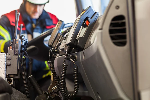 Feuerwehrmann mit Funkgerät im Feuerwehrauto — Stockfoto