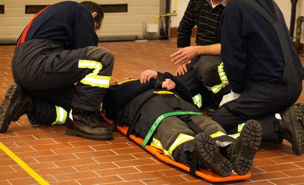 Vigili del fuoco uomo di salvataggio con la barella — Foto Stock