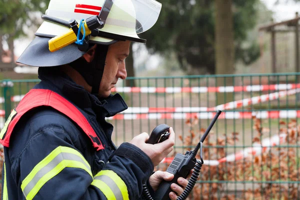 Brandweerman in actie met een radio — Stockfoto
