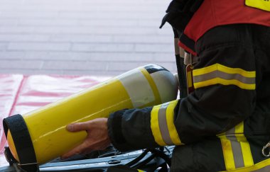 Bir itfaiyeci ile kullanılan oksijen silindir