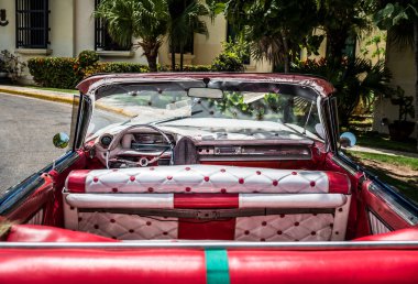 Varadero, Küba - 19 Haziran 2015: Küba iç görünüm bir kırmızı vintage cabriolet arabadan