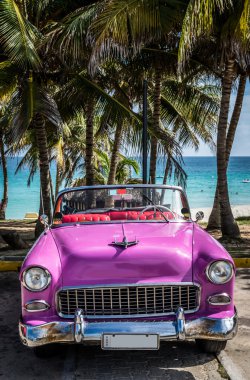 Varadero, Küba - 22 Haziran 2015: Avuç içi altında Küba pembe Amerikan vintage cabriolet araba park