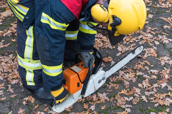 Feuerwehrmann mit Kettensäge — Stockfoto