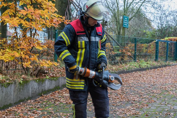 Vigile del fuoco con in azione con attrezzature di emergenza — Foto Stock