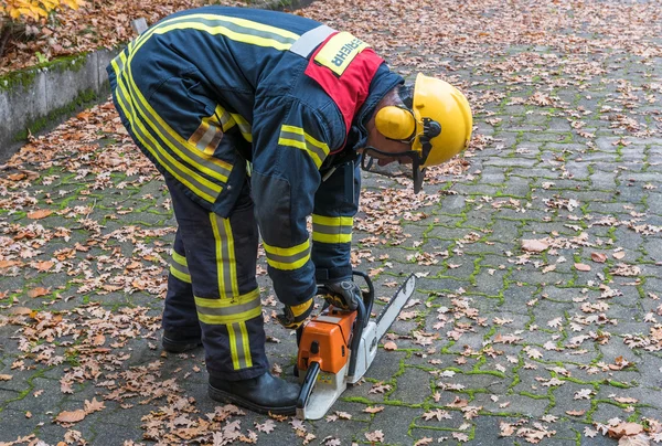 Bombero con motosierra —  Fotos de Stock