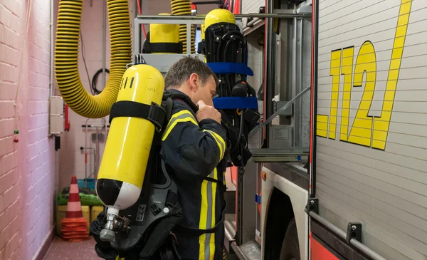 Hasič v akci s kyslíkovou bombu — Stock fotografie