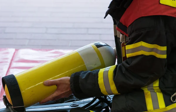 Zuurstof cilinder in gebruik met een brandweerman — Stockfoto