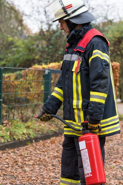 Feuerwehrmann mit Feuerlöscher im Einsatz — Stockfoto