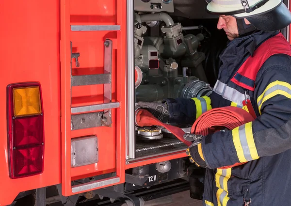 İtfaiyeci eylem ve bir su hortumu bağlı