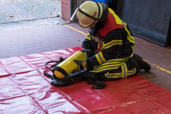 Feuerwehrmann in der Feuerwehr mit Sauerstoffflasche — Stockfoto