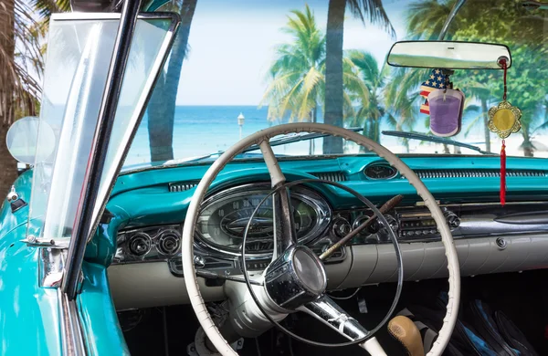 Varadero, Küba - 17 Haziran 2015: Küba mavi klasik araba park beach havana iç görünümünde yakınındaki