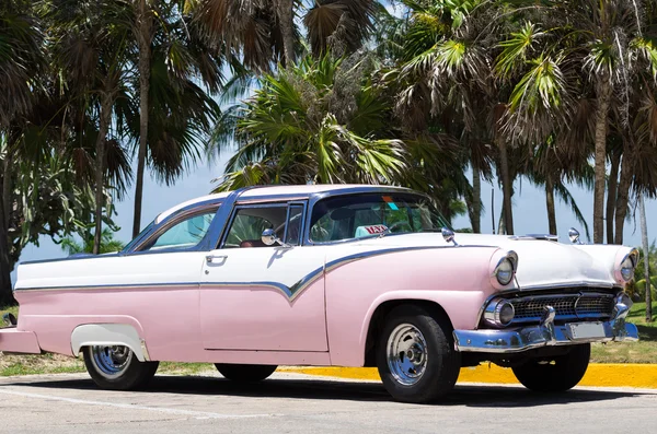 ハバナ、キューバ - 2015 年 6 月 17 日: キューバの白いアメリカのビンテージ車に駐車中のヤシの木 — ストック写真