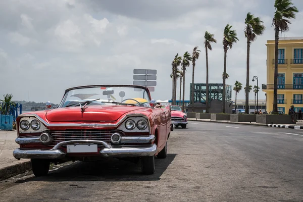 Havanna, Kuba - július 05, 2015-ig: Amerikai klasszikus autó parkolt a Malecón-on - sétány street, Havannában — Stock Fotó