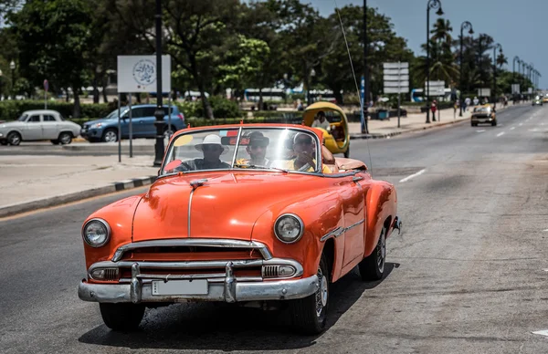 Havana, Küba - 05 Temmuz 2015: Turuncu Amerikan Klasik cabriolet araba Küba Havana'da Malecón üzerinde — Stok fotoğraf