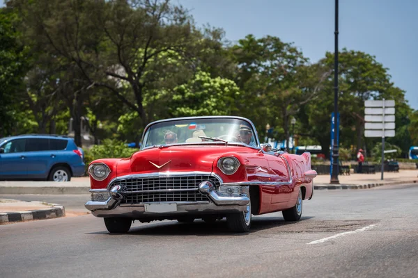 Havanna, Kuba - 2015. július 05.: Kuba piros klasszikus cabriolet autóval a Malecón-on — Stock Fotó