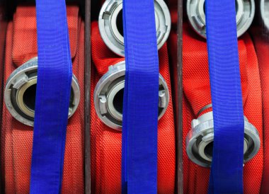 Kemerle yerleştirilmiştir yangın hortumu