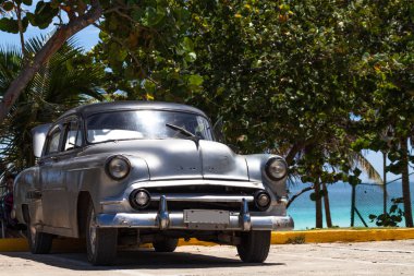 Havana, Küba - 23 Haziran 2014: bir ağacın altında park etmiş Küba eski gümüş eski model araba