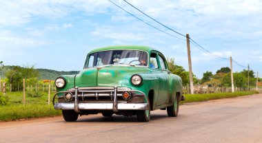 Santa Clara, Cuba - 23 Haziran 2014: Küba yeşil Amerikan eski model araba yolda sürüş