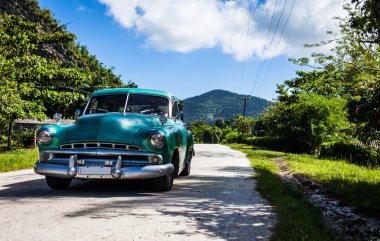 Trinidad, Küba - 30 Haziran 2014: dağlarda Trinidad Küba Amerikan klasik araba