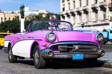 Havana, Küba - 18 Aralık 2012: Havana Küba'da Park pembe Amerikan klasik otomobil