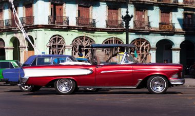 Havana, Küba - 18 Aralık 2012: Havana Küba'da Park kırmızı Amerikan klasik otomobil