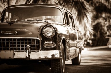 Havana, Küba - 17 Aralık 2012: Önünde Amerikan klasik araba görüntülemek
