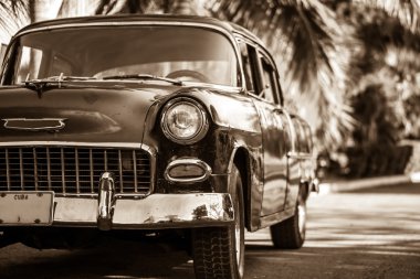 Havana - 17. Aralık 2012: Küba Havana'da sokakta sepya eski klasik araba