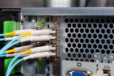 Bir veri merkezlerinde sunucuya fiber optik bağlantı