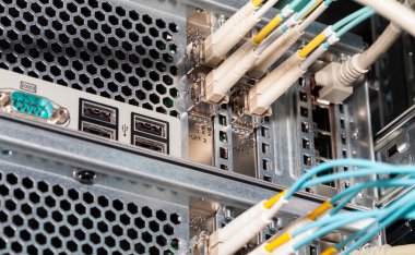 Yüksek performans için bir sunucuda hızlı fiber optik bağlantı