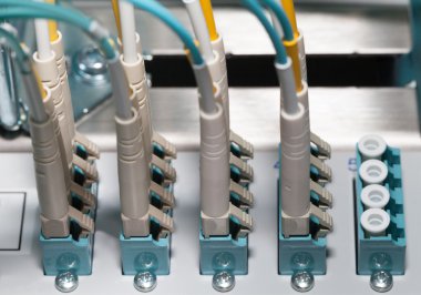 Fiber optik kablo ile bir veri merkezlerinde fiber optik Distribütör