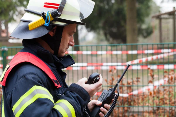 Bombero con una raido móvil en la mano — Foto de Stock