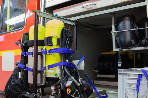 Interior de um caminhão de bombeiros com tanques de oxigênio — Fotografia de Stock