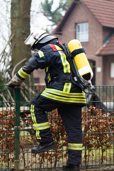 Strażak w akcji odkryty z butli z tlenem i maski — Zdjęcie stockowe
