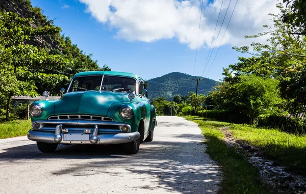 TRINIDAD, CUBA - JUNHO 30, 2014: Cuba carro clássico americano dirigindo nas montanhas de Trinidad — Fotografia de Stock