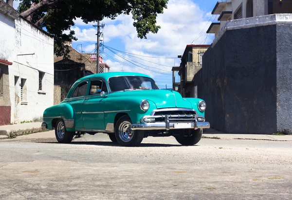 Trinidad, Küba - 21 Haziran 2014: dağlarda Trinidad Küba Amerikan klasik araba — Stok fotoğraf