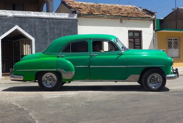 Trinidad, Kuba - június 21-én 2014: Kuba zöld amerikai vintage autó az úton, a vidéken — Stock Fotó